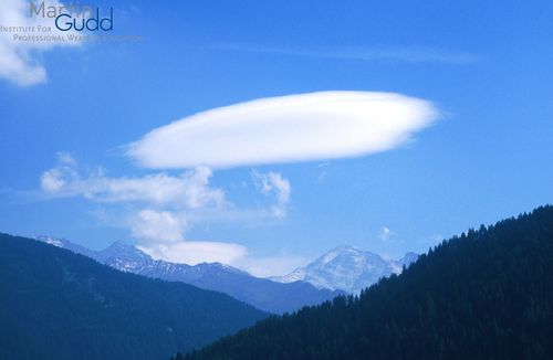 Linsenförmiger Altocumulus bei Föhn im Gebirge / Lenticular Altocumulus during Foehn in mountain areas