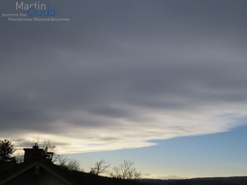 Ein typischer Altostratus mit Wellen