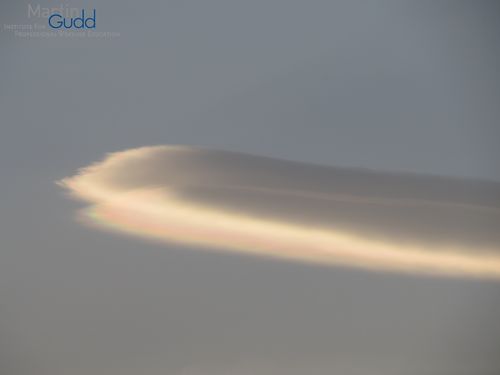 Irisierender Wolkenrand von Altocumulus lenticularis / Iridescence at the cloud edge of an Altocumulus lenticularis