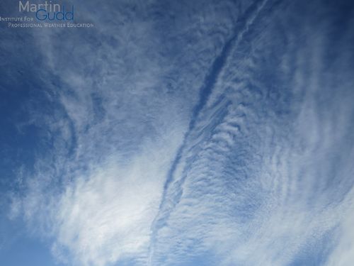 Canal Cloud in kleiner Altocumulus-Schicht