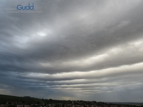 Altocumulus opacus undulatus - Wogenwolken